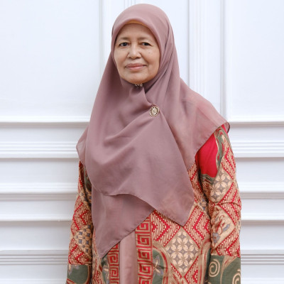 Dra. Siti Nurhaliza, Apt.